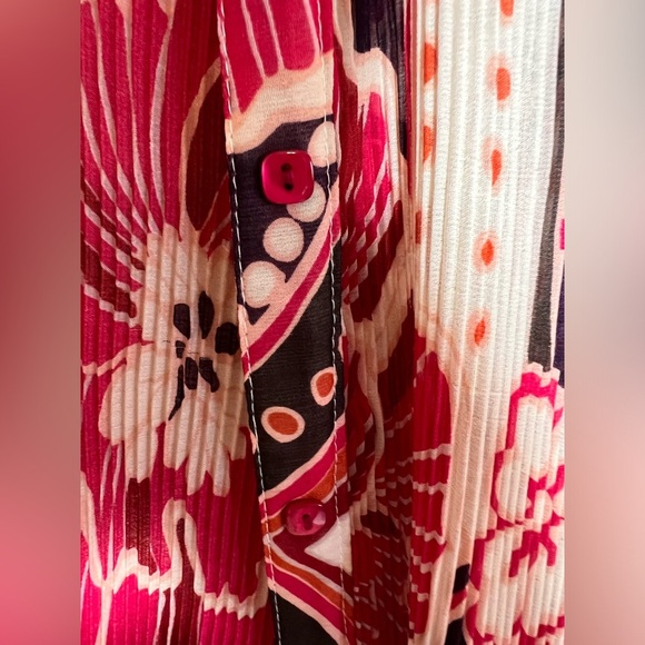 Libra by Design Crinkle Floral Blouse – Size Medium – Made in Canada - Picture 4 of 5